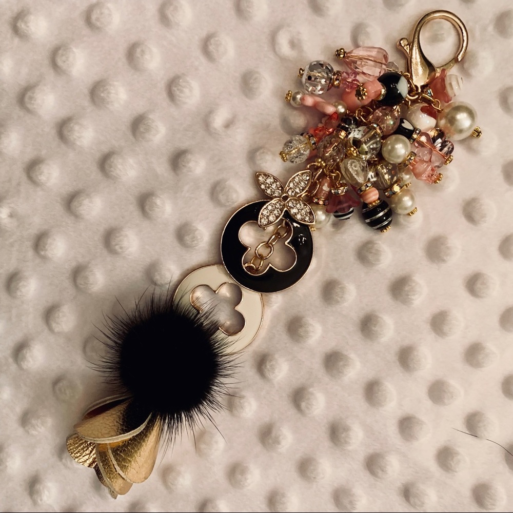 SPARKLY B&W CLOVER WITH ACCENT DANGLES BAG CHARM!